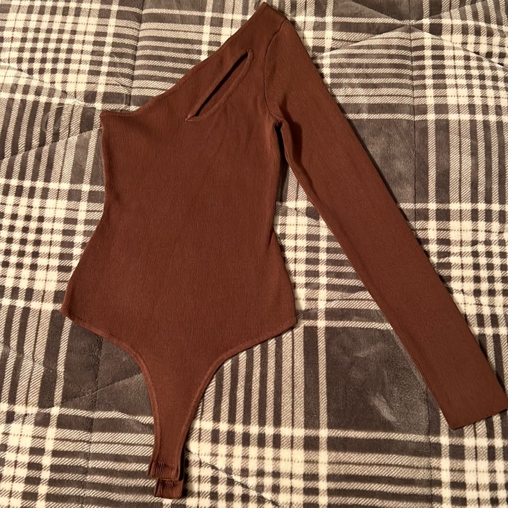 HP!! 🥳NWOT Brown one sleeve asymmetrical bodysuit